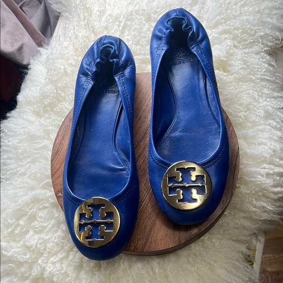 Tory Burch Royal Blue Flats with Gold Logo - Picture 1 of 10